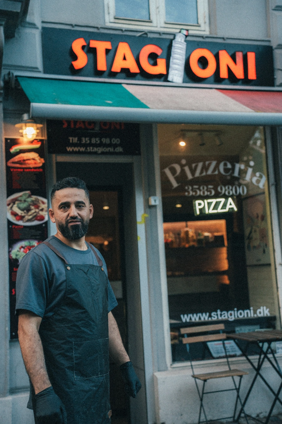 Italiensk pizza serveret på træbræt